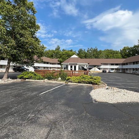 Travelodge By Wyndham Mackinaw City Exterior photo