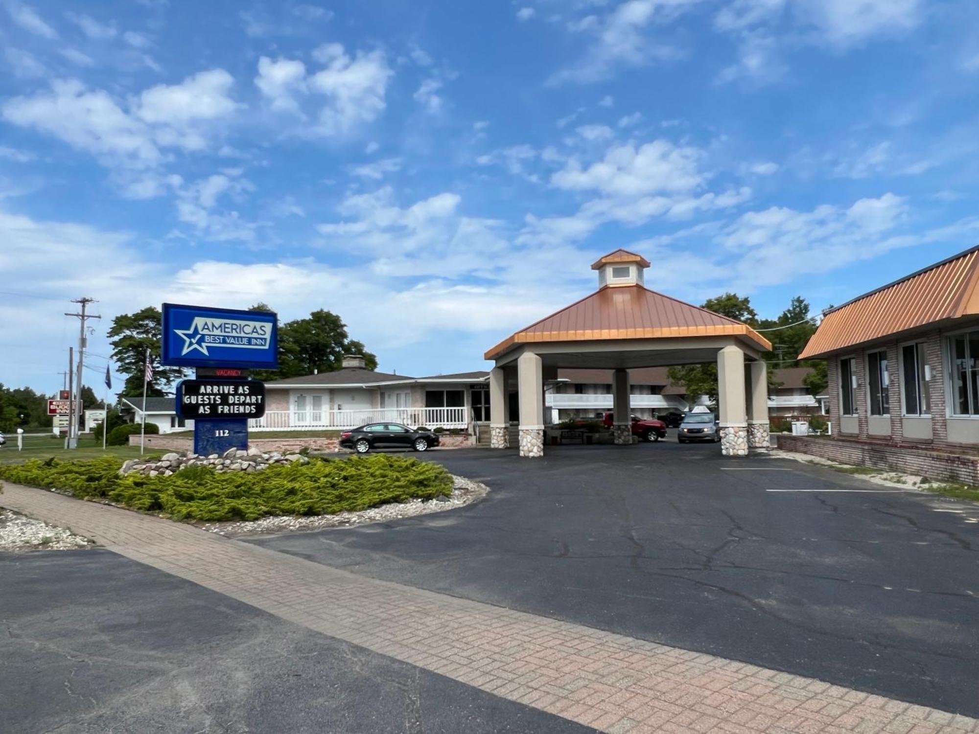 Travelodge By Wyndham Mackinaw City Exterior photo