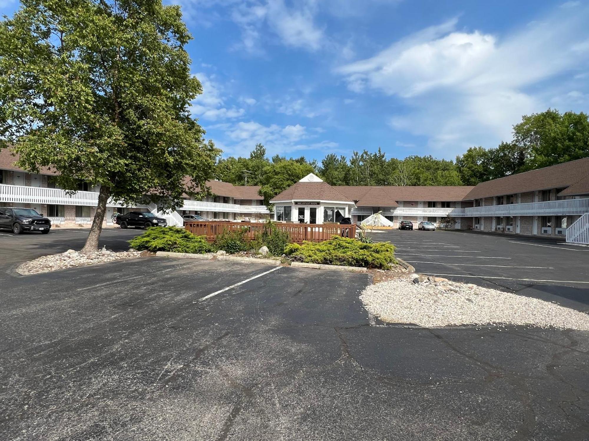 Travelodge By Wyndham Mackinaw City Exterior photo