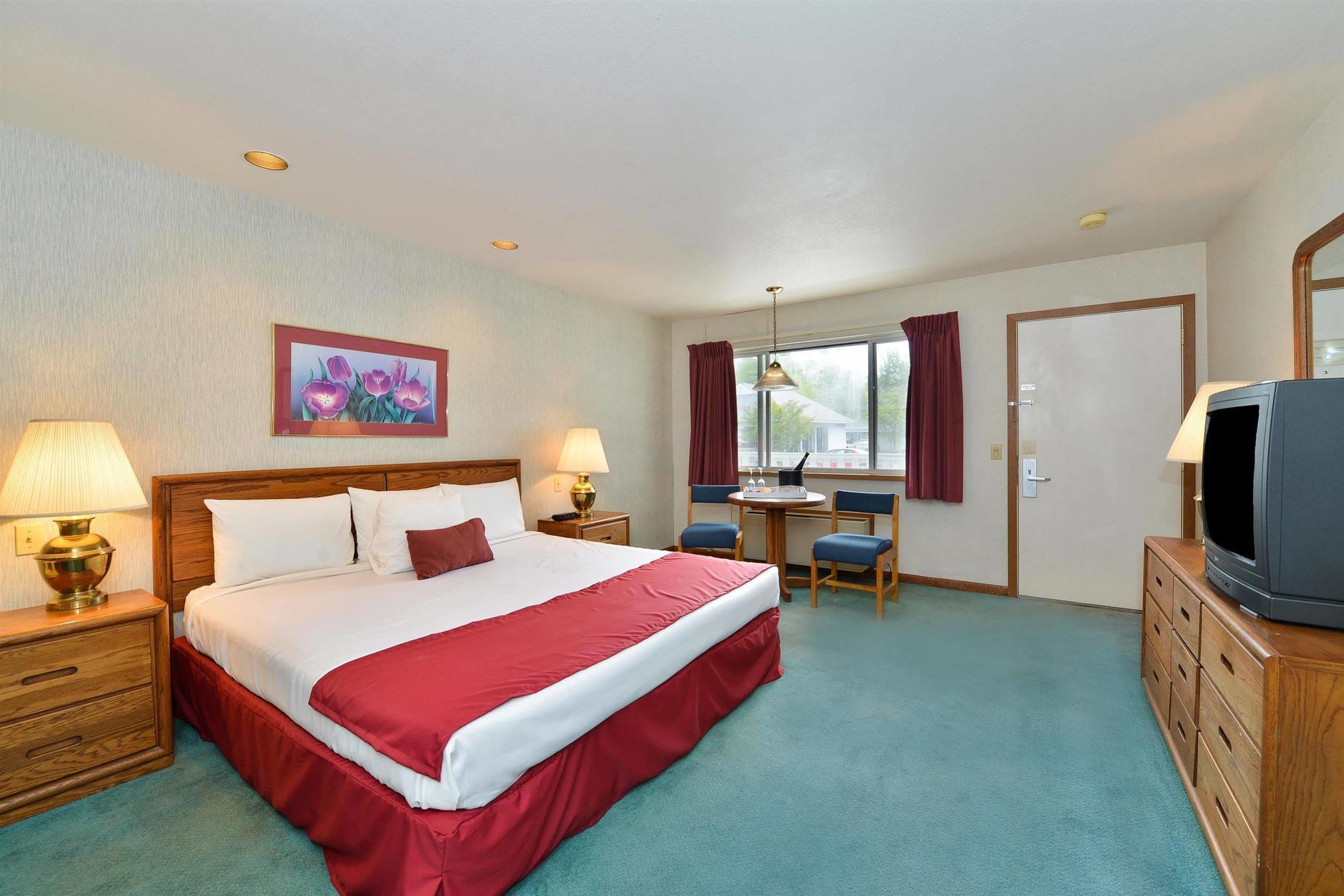 Travelodge By Wyndham Mackinaw City Exterior photo